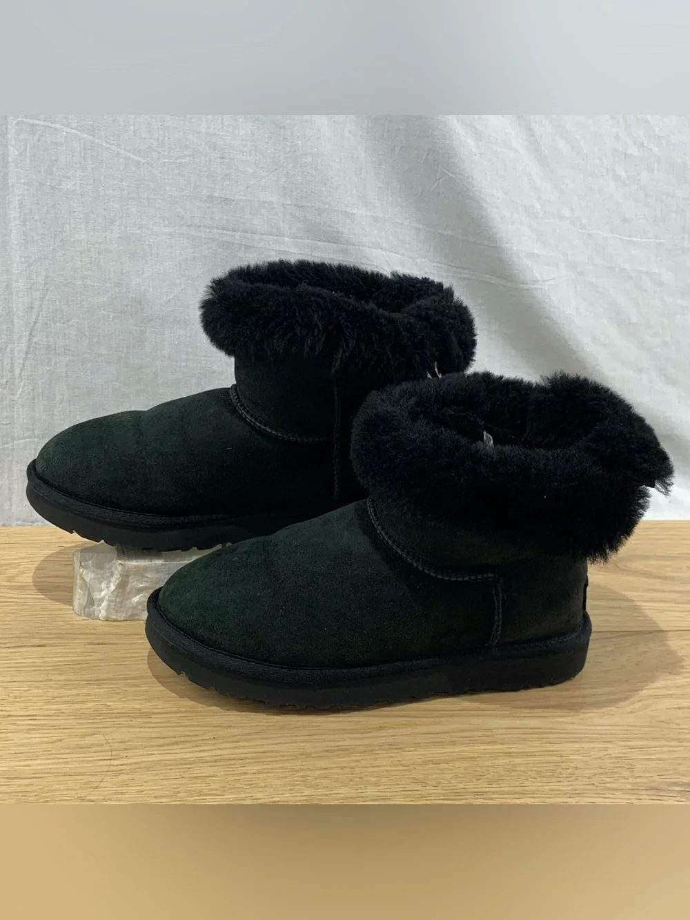 UGG Bailey Button Women’s Size 8 Black Suede Shearling Boots